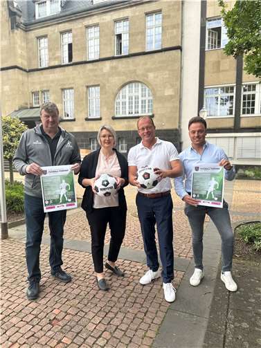Vorfreude auf den „Budenzauber“ zwischen den Jahren (Von links): Harald Heinemann, Vorsitzender SG Eintracht, Michaela Klapperich, Team „Vulkan Hopfensport“, Jörg Lempertz, Bürgermeister VG Mendig, Fabian Schneider, Büroleiter VG-Verwaltung Mendig.  Foto: VG-Verwaltung Mendig