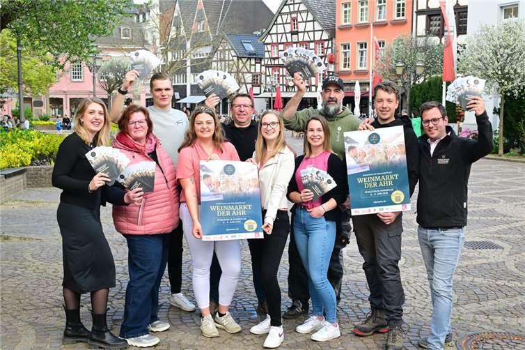 Vorfreude auf den Weinmarkt 2025: (v.l.) Gina Cremer (Ahrwein e.V.), Tanja Lingen (Weingut Peter Lingen), Jonathan Schwarz (Brogsitter Weingüter), Ahrweinkönigin Annabell Stodden, Otger Schell (Weingut O. Schell), Ahrweinprinzessin Laura Nietgen, Michael Kriechel (Weingut Peter Kriechel), Robin Doetsch (Weingut Deutzerhof), Felix Brüggert (Jungwinzer Next Generation) und Dirk Stephan (WG Mayschoß-Altenahr).  Foto: Martin Gausmann
