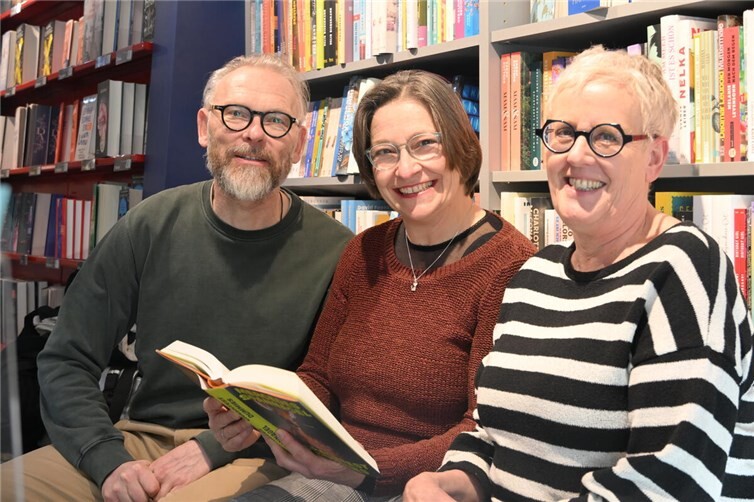 Vorfreude auf die Bücherstimmen am 17. April im Glasmuseum Rheinbach : WDR-Sprecher Martin Groß, Moderatorin Christel Engeland und WDR-Sprecherin Regina Münch