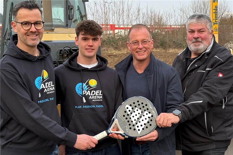Vorfreude auf die neue Padel-Arena in Mendig (von links): Thomas Schlich und Jesper T. Schlich, Jörg Lempertz, Bürgermeister VG Mendig, und Achim Grün, Stadtbürgermeister Mendig. Foto: Eva Schlich