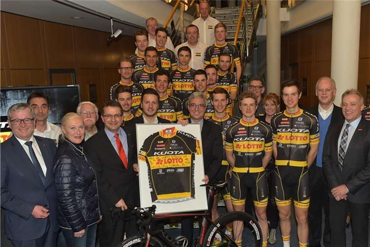 Vorfreude auf die neue Saison – inmitten des gesamten Teams Kuota-Lotto. Von links: MdL Hans-Josef Bracht, Performance-Manager Christian Henn, Lotto-Gesellschaftervertreterin Monika Sauer, der stellvertretende Lotto-Aufsichtsratsvorsitzende Desch, Lotto-Geschäftsführer Jürgen Häfner, Teamchef Florian Monreal, Innenminister Roger Lewentz sowie Rudolf Scharping (zweiter von links). Foto: Seydel