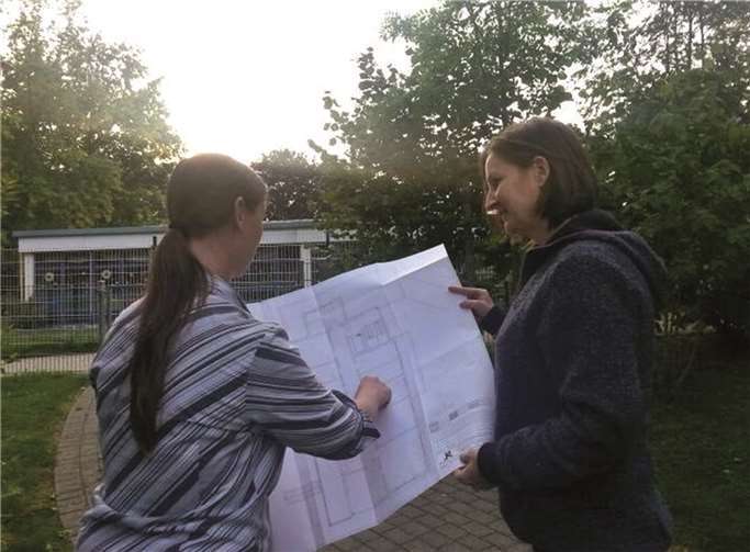 Vorfreude bei Kristina Münstermann (r.) und Sandra Schunk (l.): Endlich eigene Vereinsräume. Auf diesem Gelände entsteht in Kürze ein Neubau. Eine Etage davon wird der „Verein für Menschen mit Behinderung“ beziehen.Privat