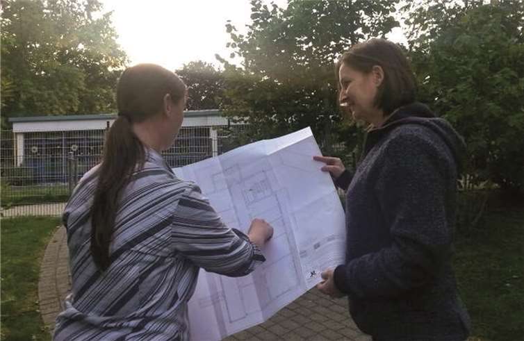 Vorfreude bei Kristina Münstermann (r.) und Sandra Schunk (l.): Endlich eigene Vereinsräume. Auf diesem Gelände entsteht in Kürze ein Neubau. Eine Etage davon wird der „Verein für Menschen mit Behinderung“ beziehen.Privat