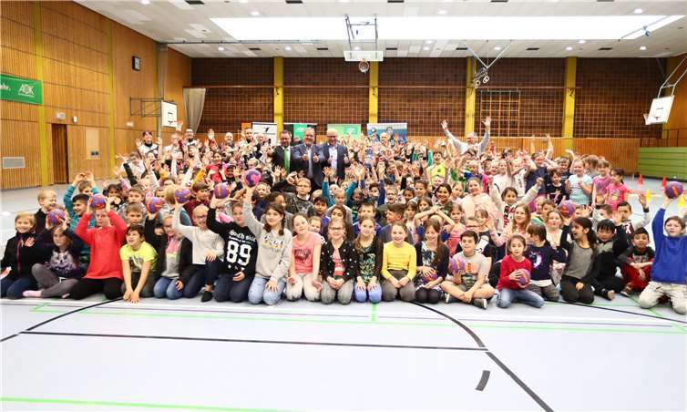 Vorfreude in Mayen: Die erste von zwei Gruppen der Grundschule „Hinter Burg“ fiebert dem Handballtag entgegen. Fotos: privat