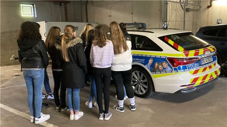 Vorführung des Streifenwagens durch PK`in Anne Zenz.