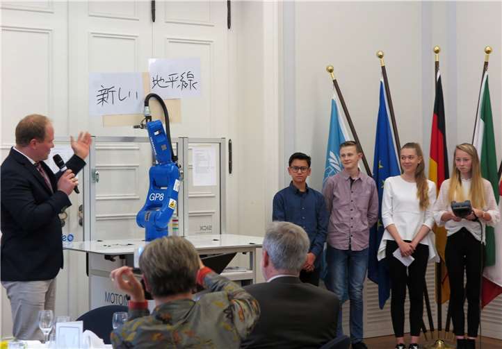 Vorführung des von den Jugendlichen programmierten Roboters.