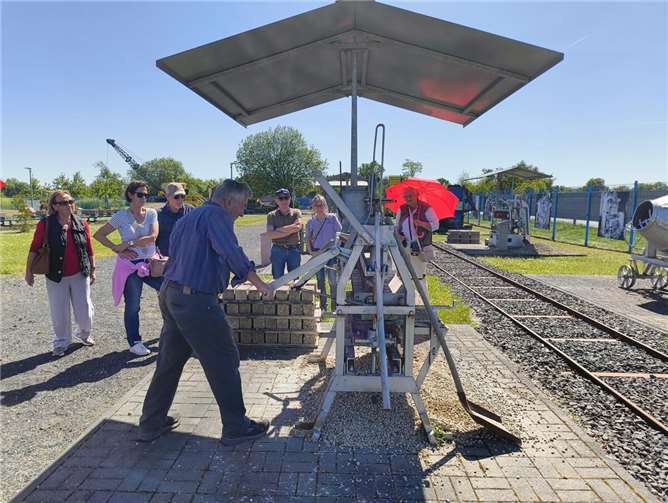 Vorführung einer mechanischen Bimssteinpresse. Foto: privat