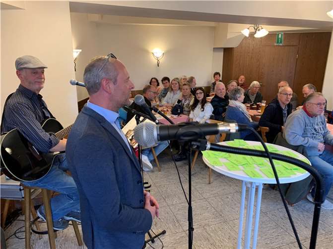 Vorgebirgsbarde Willi Wilden und das Publikum lauschen den Worten von Dirk Lüssem. Foto: privat