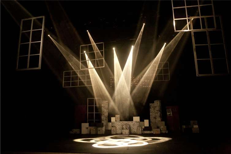 Vorhang auf. Spot an. Welche Premieren in dieser Saison auf der Landesbühne Rheinland-Pfalz spielen und wo die Staatsphilharmonie gastiert, verrät dieser Beitrag. Foto: pixabay.com © 383961(CC0 Public Domain)