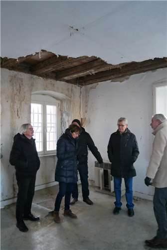 Vorher: Als die Arbeitsgruppe „Nutzung des Rheintores“ 2024 die Räumlichkeiten vorstellte, waren die Folgen eines großen Wasserschadens sichtbar.