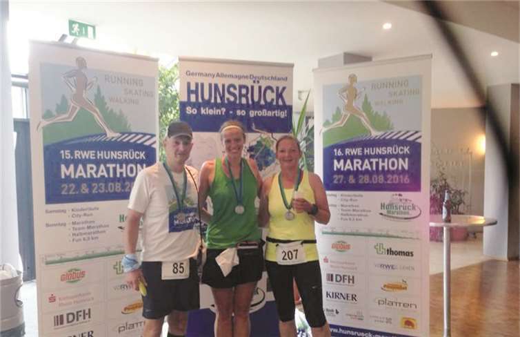 Vorher ... privat... Nachher: Stefan Gangeler, Mareike Sültz und Almuth Sax zufrieden im Ziel beim Hunsrück-Marathon.