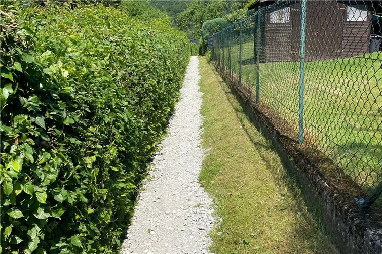 Vorher und nachher der Verbindungsweg oberhalb des Alten Friedhofes. Der Weg wurde hergerichtet und ist nun mit Schotter befestigt.
