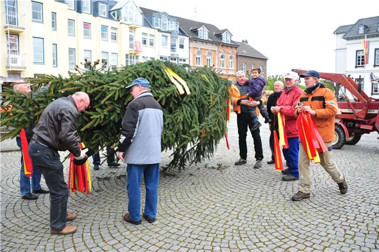 Vorher wurde die Krone des Baumes natürlich erst mit bunten Bändern geschmückt.