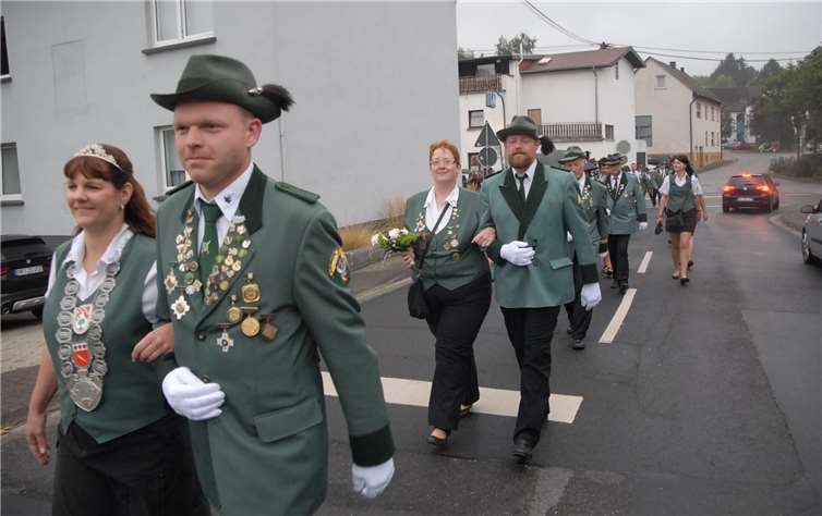 Voriges Jahr schaffte Karina Dreser (vorne) die kleine Sensation und wurde erste Schützenkönigin in Raubach. In diesem Jahr setzte Nicole Schneider (dahinter) noch einen drauf und sorgte dafür, dass die Königinnenwürde in weiblicher Hand bleibt. Fotos: KER