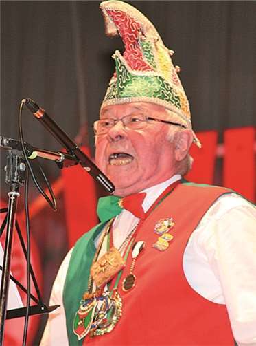 Vorjahres-Ehrenrentner Werner Monreal sang mit Begleitung der Rentnerband vom „Ochtendunger Jung“ und auch vom „Ochtendunger Mädchen“.