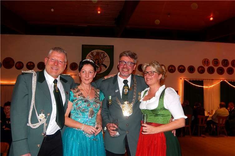 Vorjahreskönig Axel Lehmann mit Damenkönigin Martina Stutzke,Schützenkönig Jens Christand und dessen Ehefrau Marlene.