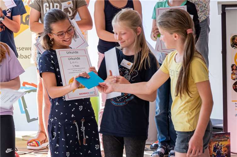 Vorjahressiegerin Jule überreicht der „Thronfolgerin“ Leni einen Büchergutschein von Rheinbach Liest.