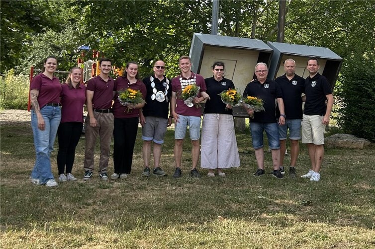 Vorläufige Kettenübergabe beim Königsschießen.
