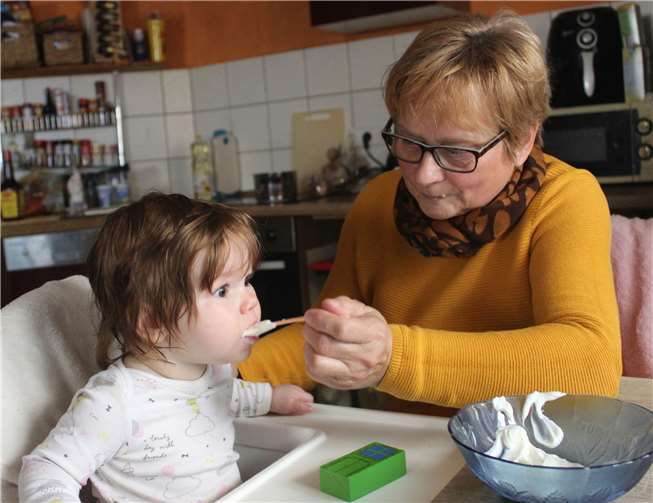 Vorlesen, gemeinsame Spielzeit oder der leckere Brei zum Abendessen: Familienpflegerin Roswitha Mayer unterstützte die junge Familie für einige Wochen. Foto: Caritasverband Koblenz