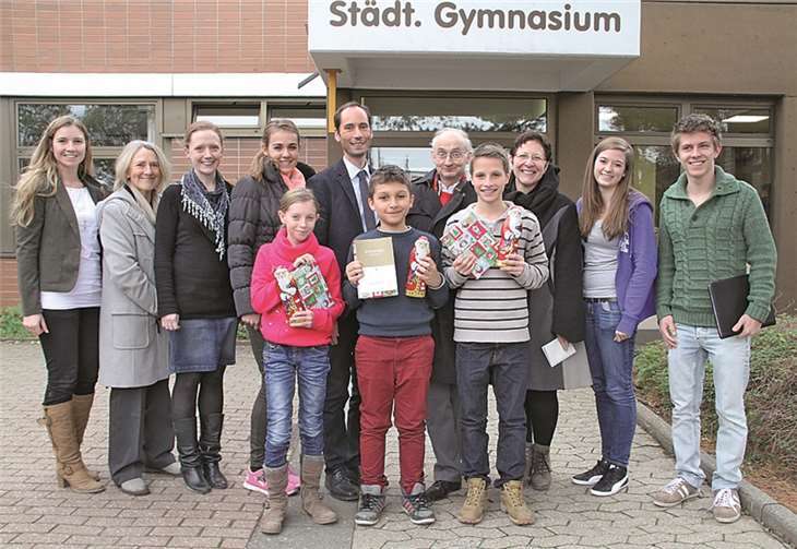 Vorlesewettbewerb Jahrgangsstufe Sechs: Die Jury mit den drei Siegern im Vordergrund. privat