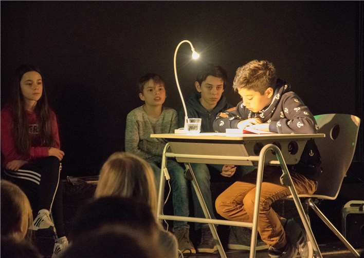 Vorlesewettbewerb der sechsten Klassen: Gebannt folgen die Teilnehmer und Zuschauer dem Lesevortrag des Schulsiegers Marcello Kowalewski. privat