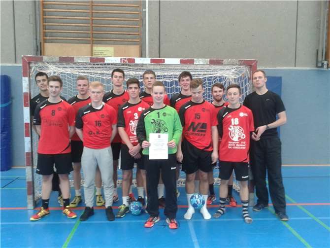 Vorn (v.l.n.r.): Bastian Stein, Lars Dreidoppel, Tido Stritzke, Philipp Müller (Tor), Jacob Schleier, Michel Dedden. Hinten (v.l.n.r.): Moritz Gutfrucht (Coach), Florian Egel, Benedikt Brügel, Torben Waldgenbach, Fabian Schmitt, Philipp Brink, Tim Eggersglüß (betreuender Lehrer).privat