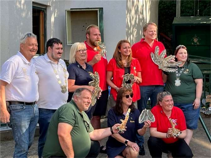 12. Narrenkönig*in ermittelt Vorn von links nach rechts: Wolfgang Frohn (Stadtsoldaten), Heike Watty (NCR Blau-Gold), Tanja Jungbluth (KarnevalsKomitee Blau-Weiß)Hinten von links nach rechts: Brudermeister Walter Honerbach, Schützenkönig Marcel Eich, Petra Eibenstein (NCR Blau-Gold), Pascal Schmitz, Astrid Faßbender und Lars Baumann (Prinzengarde), Manuela Enders (Königin und Schützenliesel). Foto: St. Seb. und St. Hub. Schützenbruderschaft1313 e.V. Rheinbach