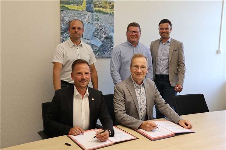 Vorne: Bürgermeister Björn Ingendahl, Stadt Remagen (l.), Bürgermeister Andreas Geron, Stadt Sinzig (r.) Hinten: Marc Göttlicher, Büroleiter Stadt Remagen (l.), Carsten Lohre, Werkleiter Stadtwerke Sinzig (m.), Christian Weidenbach, Büroleiter Stadt Sinzig (r.). Foto: Stadtverwaltung Sinzig