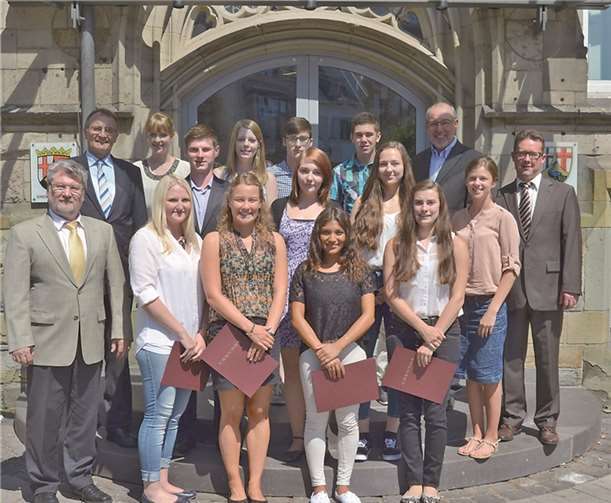 Vorne: Christoph Becker (Personalratsvorsitzender), Kristina Greilich (KI), Antonia Adams (KI), Lilija Müller (KS), Juliane Hauschild (KS), Stefanie Burlakow (VfA), Oliver Honnef (Ausbildungsleiter)Hinten: Rainer Kaul (Landrat), Christina Bickert (KS), Michael Elvert (KI), Julia Grau (KI), Marcel Pongratz (FOS), Angelina Kiefer (KfB), Markus Richter (KI), Susanne Köppl (KfB), Manfred Thran (Büroleiter)