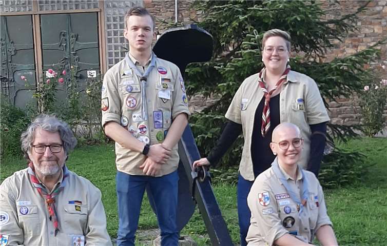 Vorne: Dietmar Wittenstein (scheidender Kurat) und Stephanie Schrötter (neue Kuratin) Hinten: Die beiden Vorstände Lucas Münch und Julia v. Grönheim. Foto: privat
