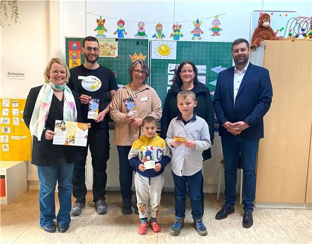 Vorne: Fabio W. und Adalbert T., (v.l.): Claudia Schygulla (Konrektorin), Daniel Bernard (1. Vorsitzender des Fördervereins der Carl Orff Schule e.V.), Nicole Follmann (Schulleiterin), Nicole Mensinger-Neufang (Grafikdesignern von BROHLER) und Thorsten Huber (Marketingleiter von BROHLER).  Foto: Katharina Diels