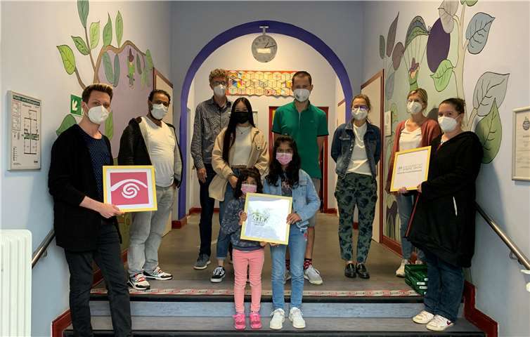 Vorne: GeKOS Grundschülerinnen; dahinter v.li. Herr Liedtke (FBS), Vater der GeKOS Kinder, Herr Breuning (Klassenlehrer GS Rohrerhof), Frau Vo (Tandempartnerin), Herr Kühn (Tandempartner), Frau Schmidt (Leitung GS Rohrerhof), Frau Linster (Klassenlehrerin GS Rohrerhof), Frau Misterek (Universität Koblenz)).Quelle: Katholische FBS Koblenz