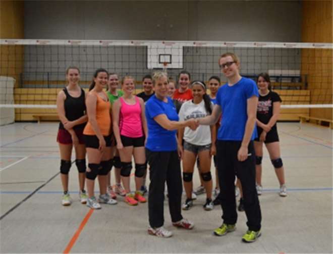 Vorne: Karin Pegoretti und Merlin Hinsche nach dem Vertragsabschluss. Welsch