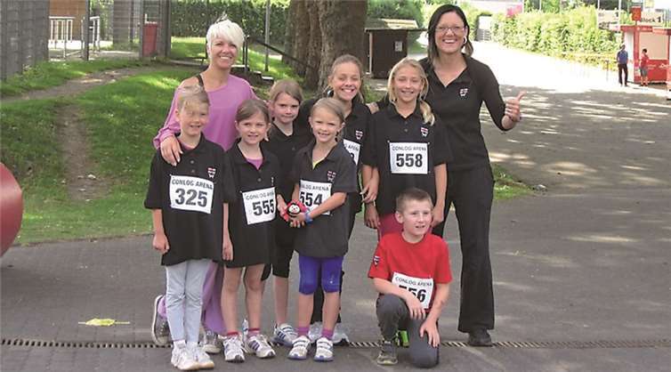 Vorne Mia Philippsen, Annelie Stein, Anna Menzel, Franka Schneider, Miguel Bast - hinten: Susanne Wolf, Marlene Stein, Celine Wolf, Tina Anders. privat