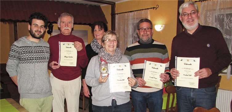 Vorne: Monika Sell, 25-jähriges Mitglied, hintere Reihe von links: Beisitzer Dennis Beicht, Alys Cartus, zehn-jähriges Mitglied, 1. Vorsitzende Helga Quantius, Friedel Meyer, 15-jähriges Mitglied und Michael Sell. privat