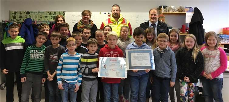 Vorne: Schüler der Klasse 4b. Hinten v.l.n.r. Schulleiterin Frau Seidel, Klassenlehrerin Frau Spitzley, Frank Grandpre, Jürgen Zester. privat