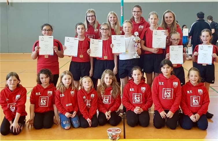 Vorne: Spielerinnen, die in der nächsten Saison starten. Mitte (v.l.): Sureyya Terlemez, Lena Herschbach, Zoe Alsbach, Sophie Kraemer, Charline Johannes, Elisha Janzen, Jolina Moczynski; hinten die Trainerinnen: Laura Böckling, Andrea Bruchhof, Tina Thielen, Victoria Rünz. Foto: TuS Kettig