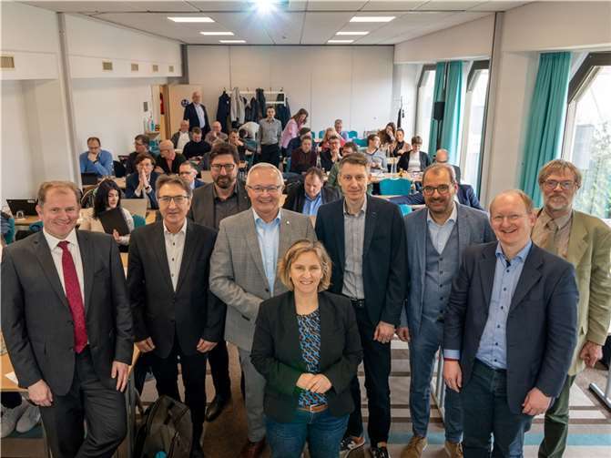 Vorne: Staatsministerin Katrin Eder, Ministerium für Klimaschutz, Energie und Mobilität Hintere Reihe von links nach rechts: Stephan Pauly, Geschäftsführer VRM GmbH, Dr. Mehmet Sarikaya, Fachbereichsleiter ÖPNV Rhein-Sieg-Kreis, Achim Oberwöhrmeier, Geschäftsführer KVG Lippe mbH, Achim Hallerbach, Landrat Landkreis Neuwied, Jan Strehmann, Referatsleiter Mobilität DSTGB, Dr. Michael Winnes, Geschäftsführer VRN GmbH, Dr. Markus Brohm, Deutscher Landkreistag und Thomas Kiel d´Aragon, Verkehrsreferent Deutscher Städtetag.  Foto: Martin Boden/Kreisverwaltung Neuwied