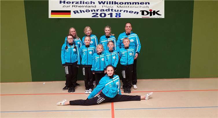 Vorne: Yannika Sophie Erbele; Mitte (v. l. n. r.): Joy-Celina Böffgen, Leonie Michelle Erbele, Marie und Sophie Daheim, Anik Lars Erbele; hinten (v. l. n. r.): Daniela Erbele (Trainerin), Lara Marie Erbele, Jessica Theiler, Dirk Erbele (Trainer).Dirk Erbele