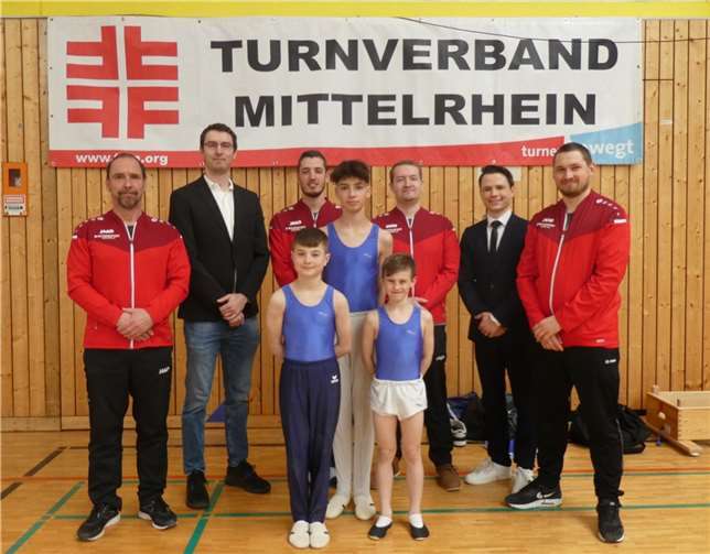 Vorne die erfolgreichen Turner Tobias Klöckner, Nevio Sperk u. Marcel BarbionHinten Trainer Ralf Schlich, die Kampfrichter Lukas Müller, Benedikt Juchem, Christian Gügel u. Lars Sippmann. Foto: privat