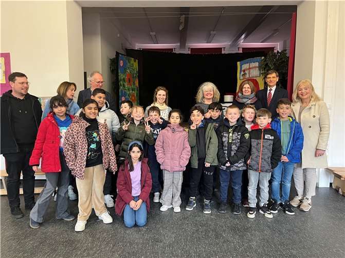 Vorne: die stolzen Schülerinnen und Schüler der dritten Klasse der Willi-Graf-Grundschule Neuendorf und im Hintergrund (v.l.n.r.): Andreas Schulz (Klassenlehrer), Cornelia Schlott-Grebener (Schulleiterin), Christoph Buschmann (Koordinator MUS-E), Marie Ostermann (Bildungskoordinatorin Kultur- und Schulverwaltungsamt), Bärbel Malburg (Musikerin), Cordula Simmons und Dr. Johann Christian Meier (beide Else Schütz Stiftung), PD Dr. Margit Theis-Scholz (Dezernentin für Bildung und Kultur der Stadt Koblenz)  Foto: Stadt Koblenz/Justine Siemens