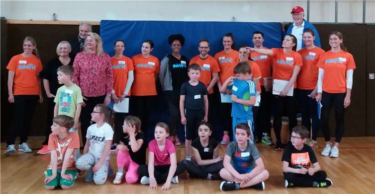 Vorne: eine Testgruppe, hinten: Testteam, 4.v.l.: Präsident KSB, Wolfgang Müller, 5.v.l.: Rektorin, Nicole Jaxx, 7.v.r.: Dr. Christian Buschmann, 3.v.r.: Vorsitzender SSV Rheinbach, Karl-Heinz Carle.Foto: privat