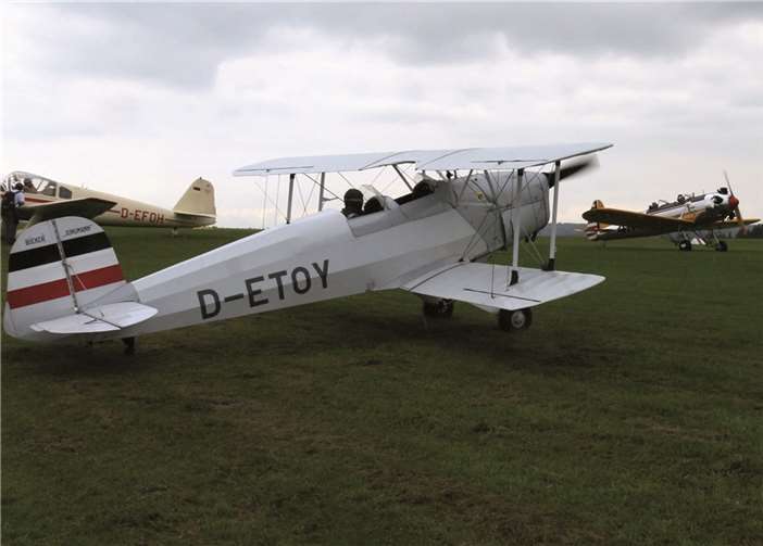Vorne eine deutsche Maschine: Bücker Jungmann.