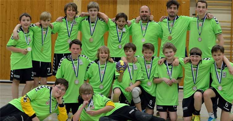 Vorne liegend: Mike Ritz, Marcel Schreibe. Mitte v.l.n.r.: Florian Euler, Matthias Jesse, Ben Heisterbaum, Jannik Fromm, Lukas Brink, Moritz Körnert, Jason Laddey. Oben: Benedikt Huntemüller, Paul Liekenbröker, Oskar Tries, Mika Brühl, Jo Knipp, Trainer Frank Knipp, Co-Trainer Norbert Dootz, Jan Hommen.privat