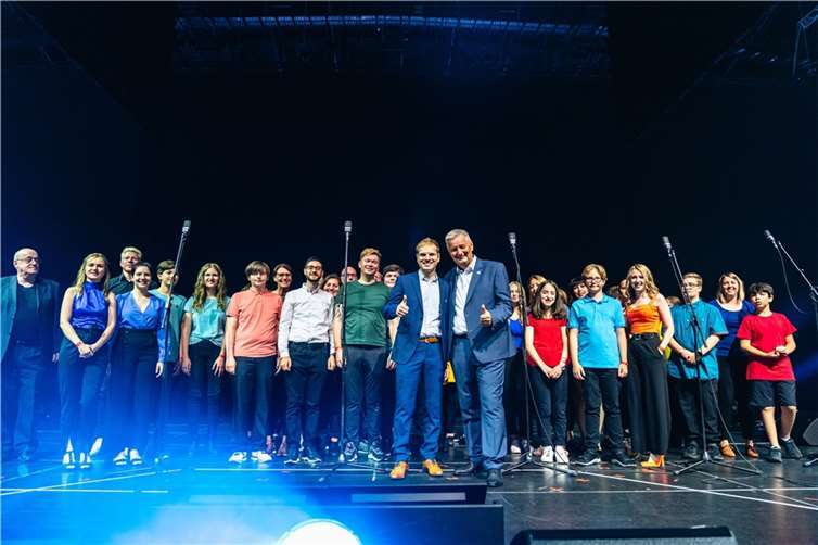 Vorne links Chorleiter Michael Brill gemeinsam mit Reiner Meutsch, im Hintergrund der Benefizchor. Foto: Frank Wiesen