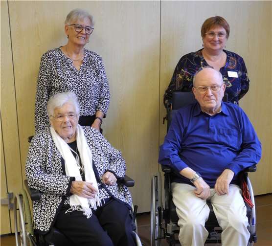 Vorne links: Hilde Bonna, rechts: Friedrich Maurer, Bewohnerbeiratsvorsitzender. Dahinter: Ingrid Schmitt, Tochter von Frau Bonna, Galina Richter, Wohnbereichsleiterin.