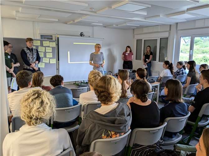 Vorne links: Luisa De Hesselle, Lea Fuchs, Matthias Pauly (alle Jugendbeirat Sinzig), Mitte: Sonja Wuttke (Sozialraumkoordinatorin der Stadt Sinzig), vorne rechts: Maike Kriechel (Jugendbahnhof Remagen) und Antonia Küpper (Jugendpflegerin Brohltal).  Foto: Jutta Dietz