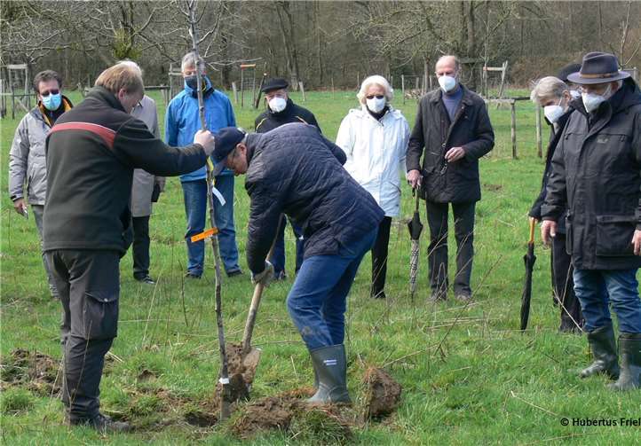 Vorne links Stadtförster S. Tölle, Präsident M.F. Firmenich, vorne rechts Vize-Bürgermeister Karl Heinrich Kerstholt. Foto: Hubertus Frieling