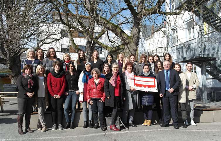 Vorne r. Herr Perscheid mit Schulleiterin Frau Strunk und KinderschutzbundQuelle: Kinderschutzbund Koblenz