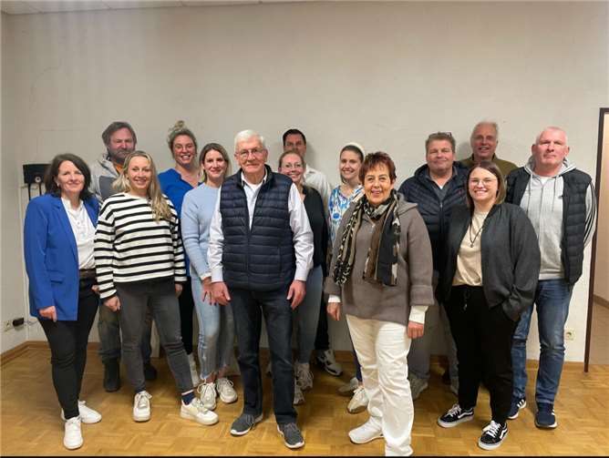 Vorne stehend: Elke Surges, Martina Mindermann, Kim Hess, Helmut Fischer, Franziska Schnitzler, Kathi Riske, Ingrid Näkel-Surges, Lea Kreuzberg. Hintere Reihe: Martin Stark, Franzi Sporon, Torsten Krämer, Rick Velstra, Jürgen Zörner. Es fehlen auf dem Foto Ralf Großgarten und Claudia Sebastian. Foto: privat
